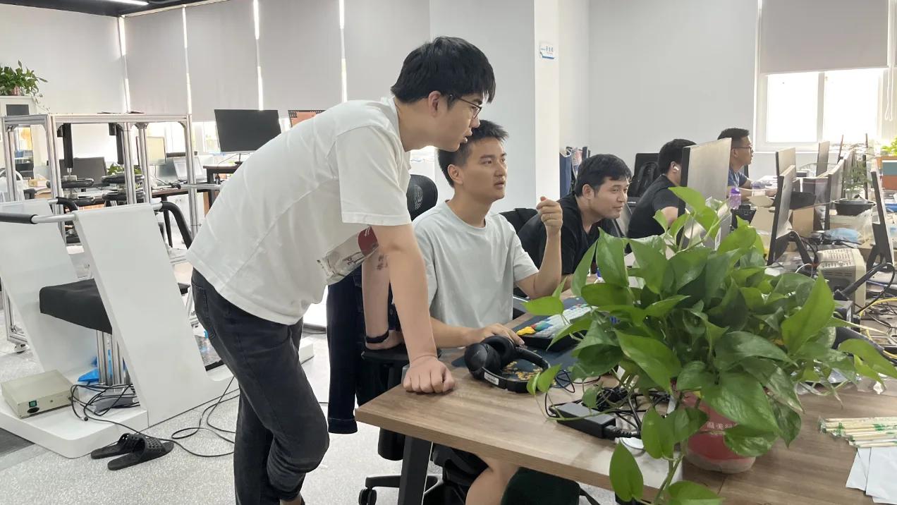 埃力智能研發團隊在研發辦公區工作